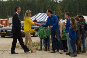 Opening scouting landgoed Hare majesteit koningin Maxima schud hand Boudewijn Revis voorzitten Scouting Nederland